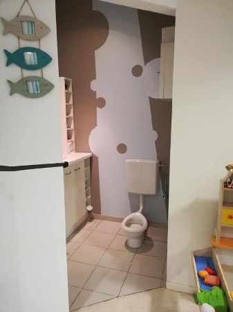 La salle de bain des grands avec sa petite toilette